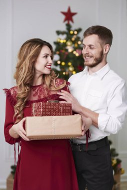 Stüdyo çekim, hediyeler ile çift 