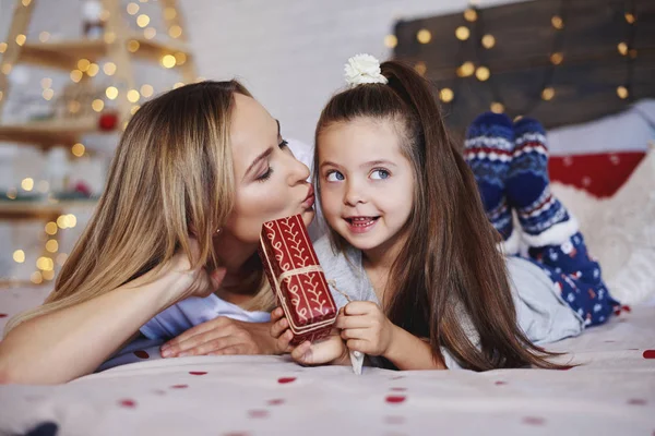 Schattig Meisje Geven Kerstcadeau Voor Haar Moeder — Stockfoto