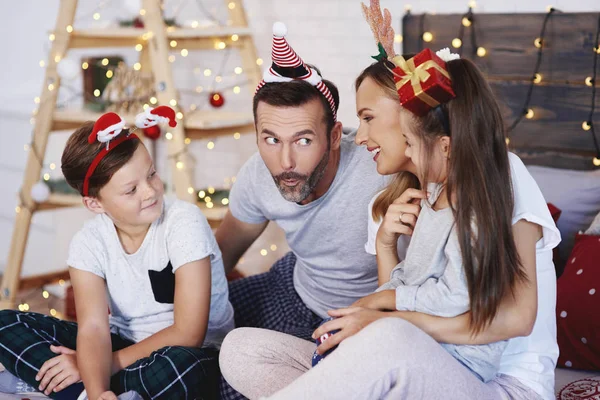 Família Celebrando Natal Juntos Casa — Fotografia de Stock