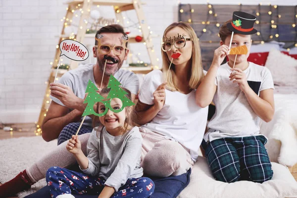 Retrato Família Feliz Com Máscara Natal — Fotografia de Stock