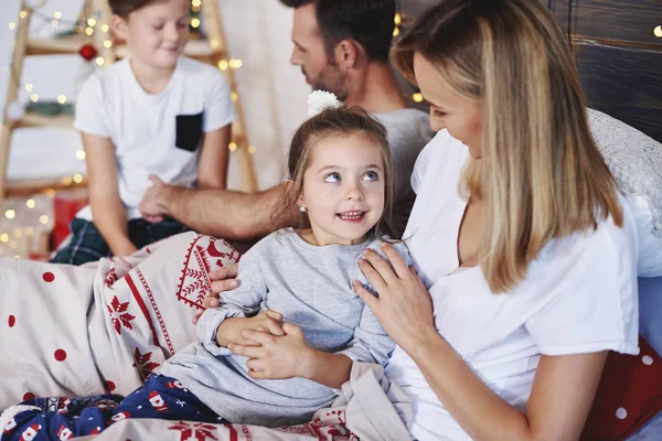 Tiros Família Feliz Manhã Natal — Fotografia de Stock