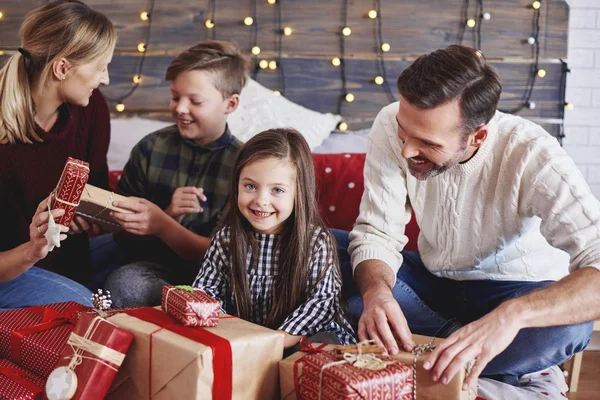 Happy Children Opening Christmas Present Parents — Stock Photo, Image
