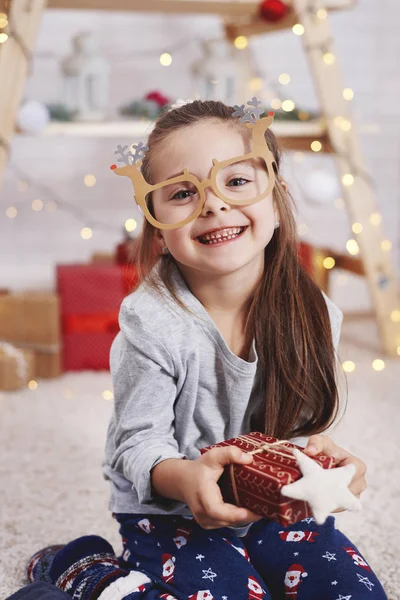 Aranyos Lány Karácsonyi Ajándék Gazdaság Portréja — Stock Fotó