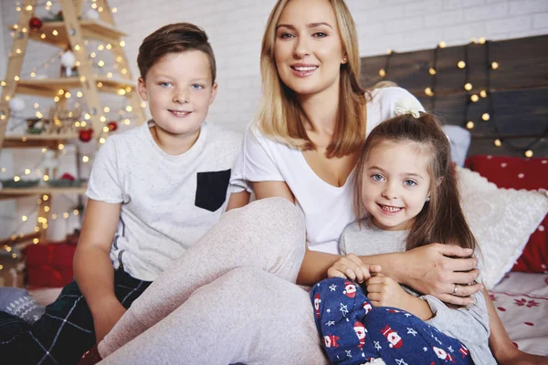 Madre Hijos Pasando Mañana Navidad Cama —  Fotos de Stock