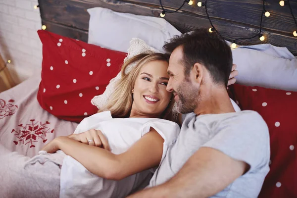 Happy Couple Celebrating Christmas Bed — Stock Photo, Image