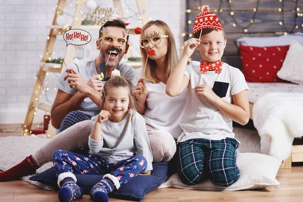 Retrato Família Feliz Com Máscara Natal — Fotografia de Stock
