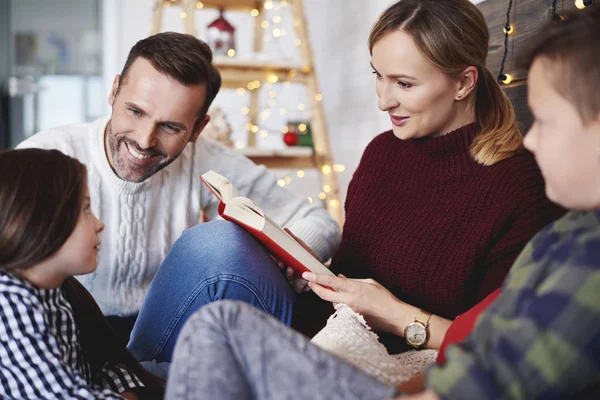 Buona Famiglia Leggere Libro Nel Periodo Natalizio — Foto Stock