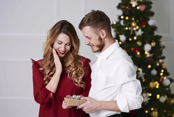 Mann Schenkt Frau Ein Weihnachtsgeschenk — Stockfoto