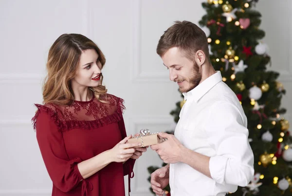 Frau Schenkt Mann Ein Weihnachtsgeschenk — Stockfoto