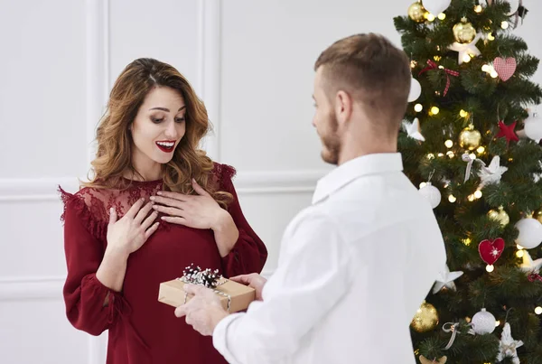 Überraschte Frau Erhält Ein Geschenk — Stockfoto