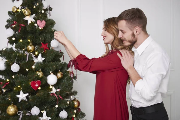 Elegantní Pár Zdobení Vánočního Stromu — Stock fotografie