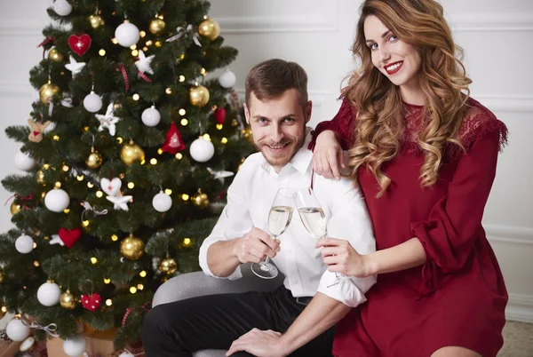 Şampanya flüt toasting ile çift portresi 