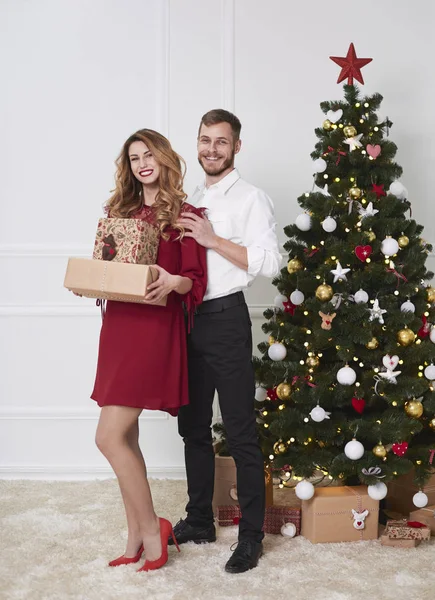 Ganzkörperporträt Eines Fröhlichen Paares Weihnachten — Stockfoto