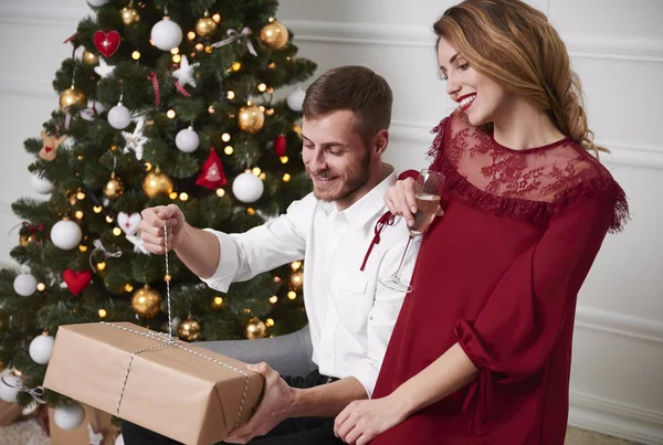 Paar Openen Een Kerstcadeau — Stockfoto