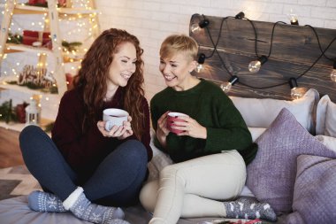 Çay içme ve yatak konuşan arkadaşlar 