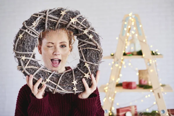 Mujer Gritando Sosteniendo Corona Navidad —  Fotos de Stock