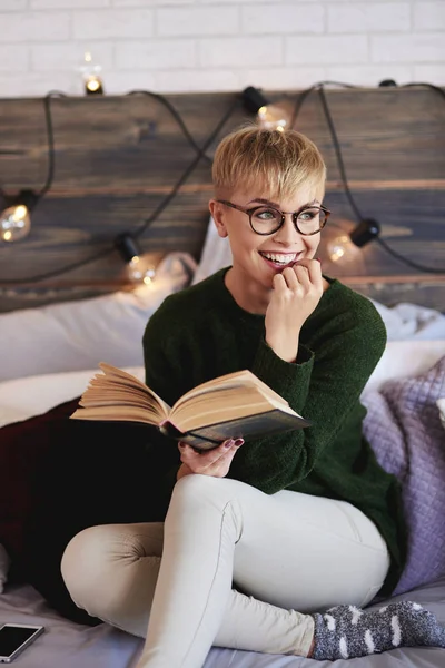 Junge Frau Liest Schlafzimmer Ein Buch — Stockfoto