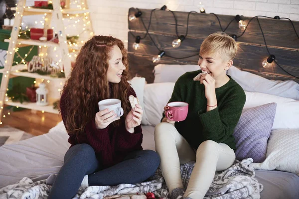 Duas Meninas Conversando Quarto — Fotografia de Stock