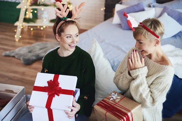 Chicas Emocionadas Abriendo Regalo Navidad —  Fotos de Stock