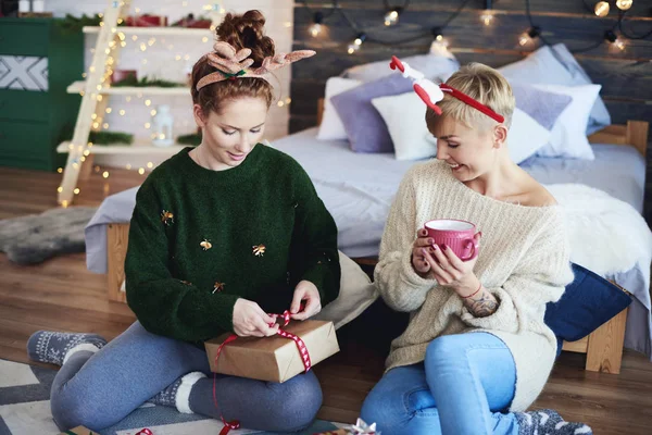 Chicas Felices Preparando Regalo Navidad —  Fotos de Stock