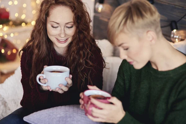 Hermosas Chicas Tomando Caliente Con Limón Día Invierno — Foto de Stock