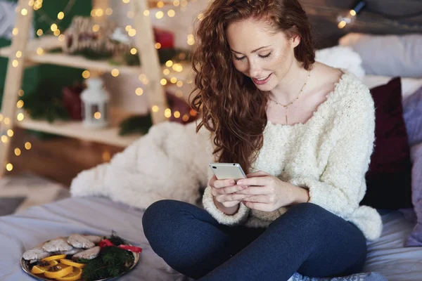 Menina Com Telefone Celular Passar Tempo Natal Cama — Fotografia de Stock