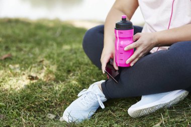 Yorgun kadın içme suyu sert çalışmadan sonra