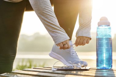 Genç atlet ayakkabı bağı bağlama 