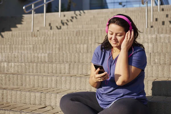 Grosse Femme Écoutant Musique Par Casque — Photo