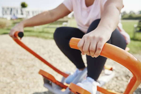 Femme Faisant Exercice Dans Parc — Photo