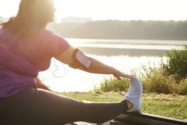 Mulher Aquecendo Antes Correr — Fotografia de Stock