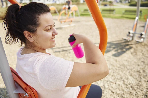 Mujer Joven Feliz Haciendo Ejercicio Aire Libre —  Fotos de Stock