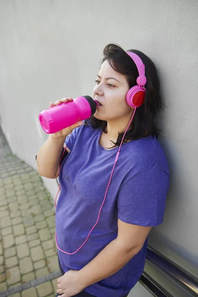 Vista Laterale Della Donna Che Beve Acqua — Foto Stock