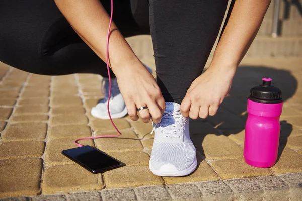 Low Section Young Runner Tying His Shoelaces — Stock Photo, Image