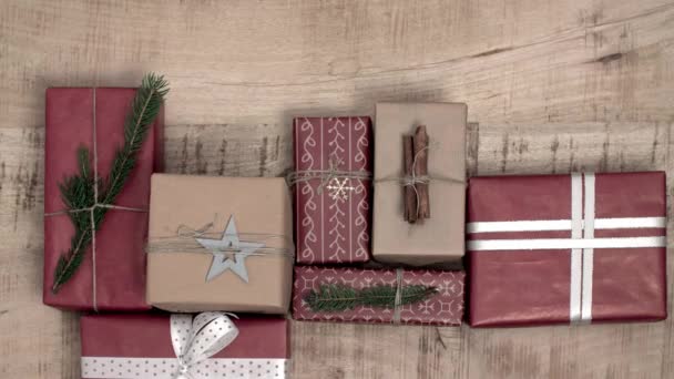 Ahşap Arka Plan Üzerinde Bir Sürü Noel Hediyeler — Stok video