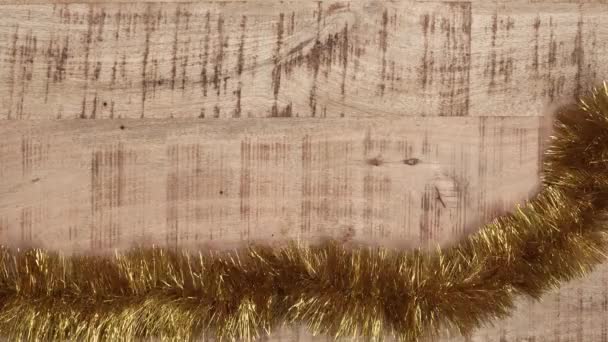 Texte 'Joyeux Noël' sur une table en bois 