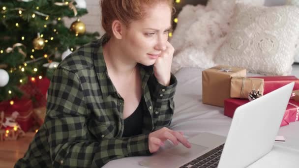 Mulher Sorridente Usando Laptop Quarto — Vídeo de Stock