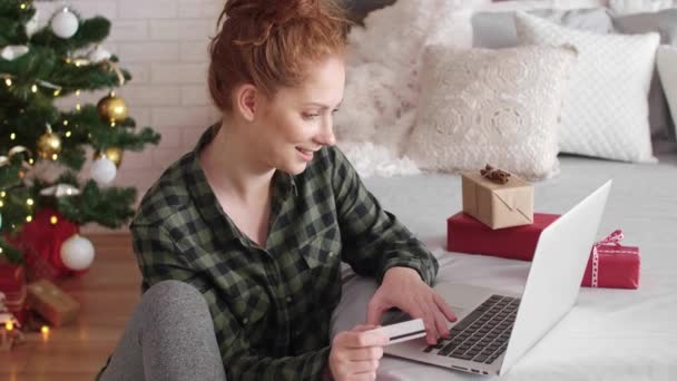 Žena Pomocí Přenosného Počítače Během Nakupování Online — Stock video