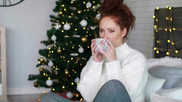 家で熱いお茶を飲む女の子 — ストック動画