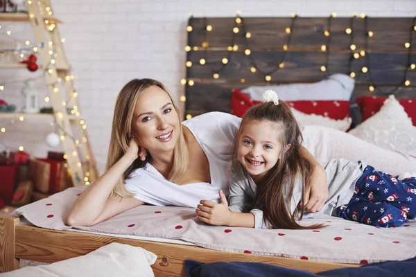 Retrato Madre Hija Pasando Mañana Navidad Cama —  Fotos de Stock