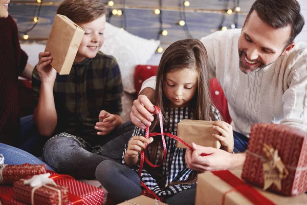 Boldog Gyermekek Megnyitása Karácsonyi Ajándékot Szülőkkel — Stock Fotó
