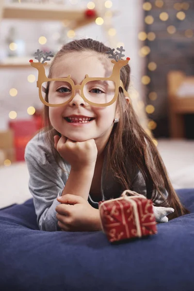 Retrato Menina Feliz Com Presente Natal — Fotografia de Stock
