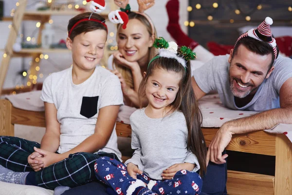 Familia Celebrando Mañana Navidad Juntos Dormitorio — Foto de Stock