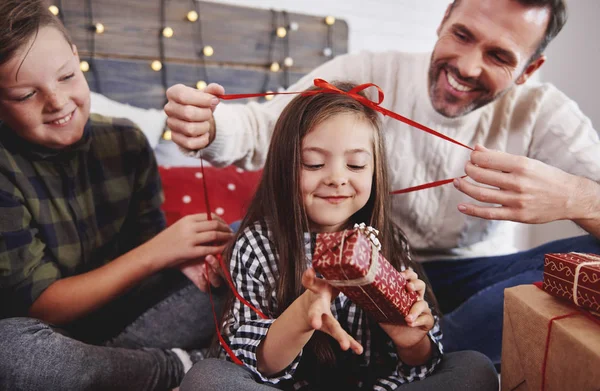 Chica Con Familia Abriendo Regalo Navidad —  Fotos de Stock