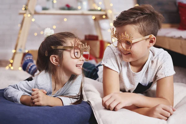 Portrait Playful Siblings Bedroom — Stock Photo, Image