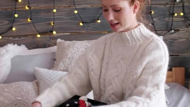 Chica Alegre Abriendo Regalos Navidad — Vídeos de Stock