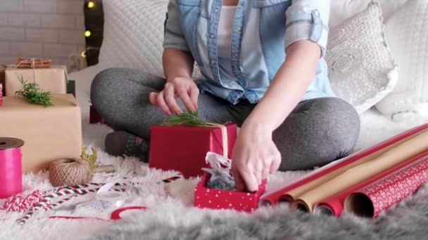 Mãos Menina Embrulhando Presentes Natal — Vídeo de Stock