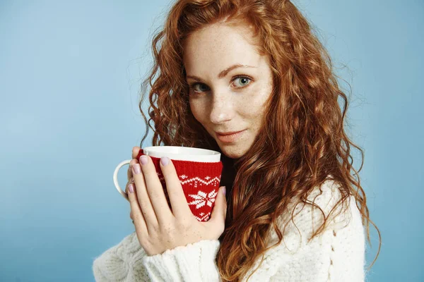 Porträt Eines Schönen Mädchens Das Heißen Tee Oder Kaffee Trinkt — Stockfoto