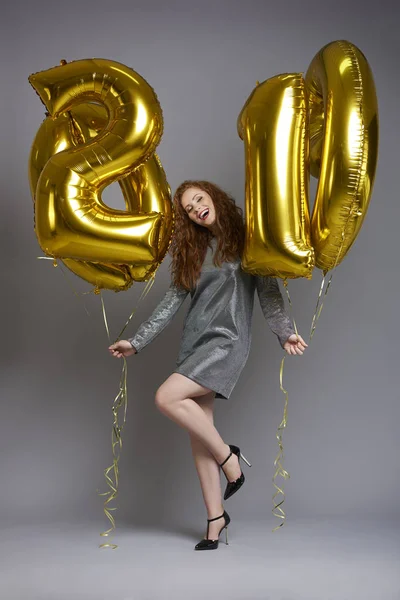 Mulher Feliz Com Balões Ano Novo — Fotografia de Stock