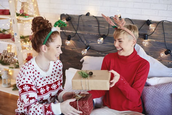 Chicas Felices Celebrando Navidad Cama —  Fotos de Stock